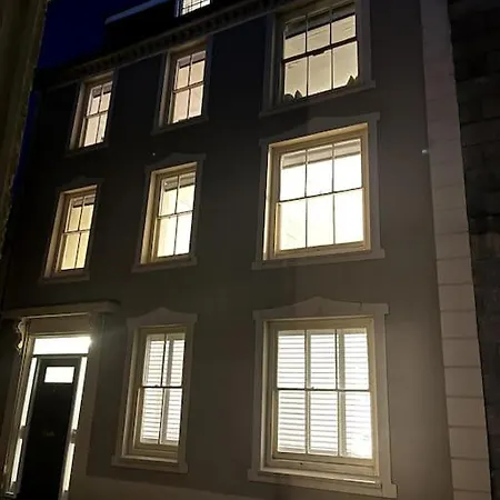 Feriehus Historic Beachside Walled Garden Town House