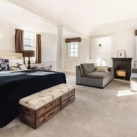 Feriehus Historic Beachside Walled Garden Town House *