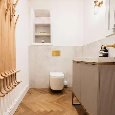 Feriehus Historic Beachside Walled Garden Town House *