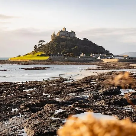 Historic Beachside Walled Garden Town House Marazion