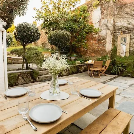 Historic Beachside Walled Garden Town House Feriehus *